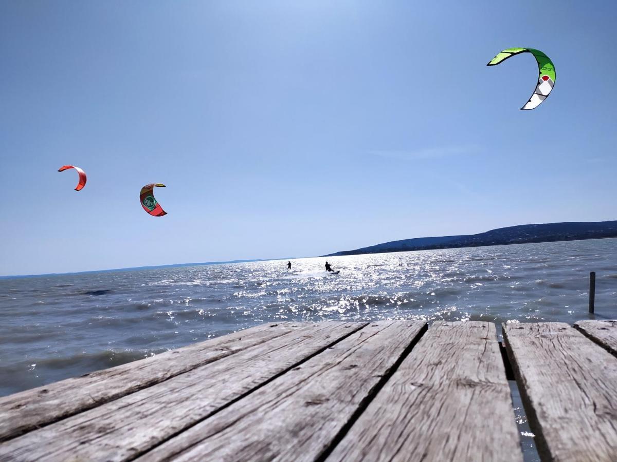 Elizabeth Vendeghaz Balatonfuzfon A Strandnal 외부 사진